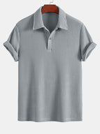 Polo azul grisáceo con cuello camisero y manga corta
