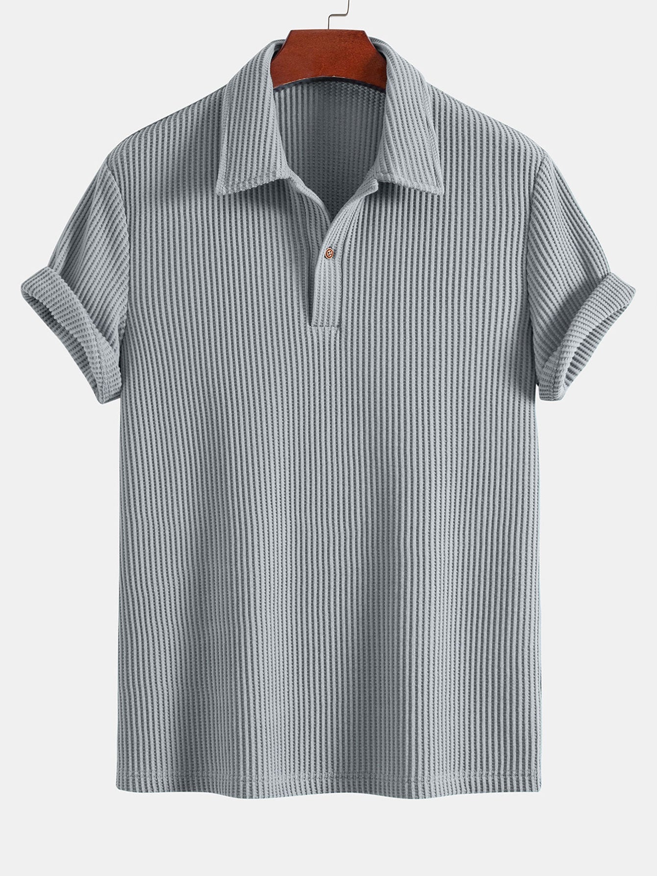 Polo azul grisáceo con cuello camisero y manga corta