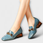 Mocasines de charol azul con hebilla dorada y tacón medio ancho