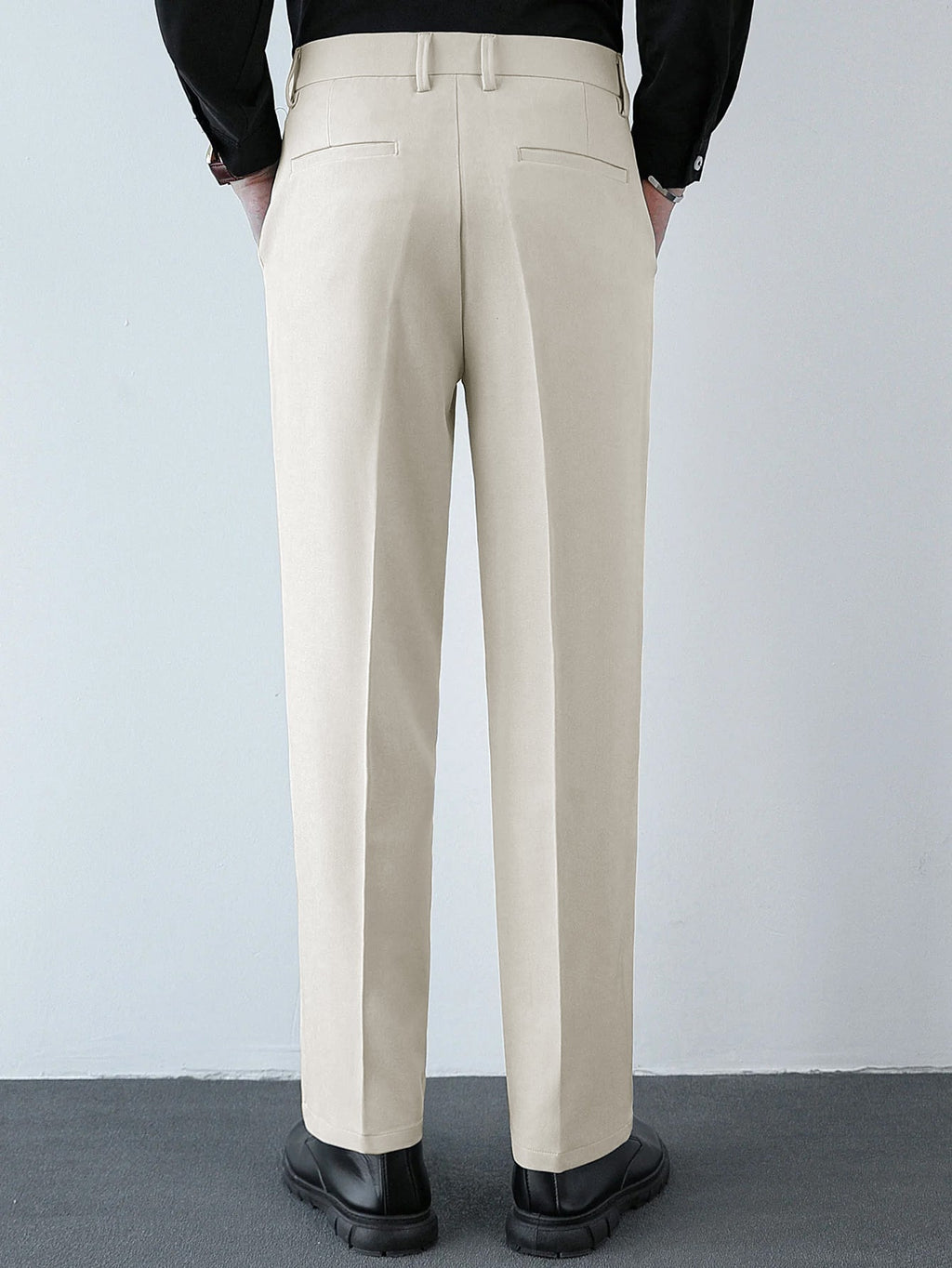 Pantalón regular beige, pierna recta y bolsillos frontales con botón