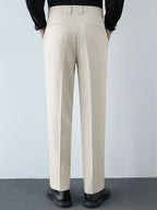 Pantalón regular beige, pierna recta y bolsillos frontales con botón