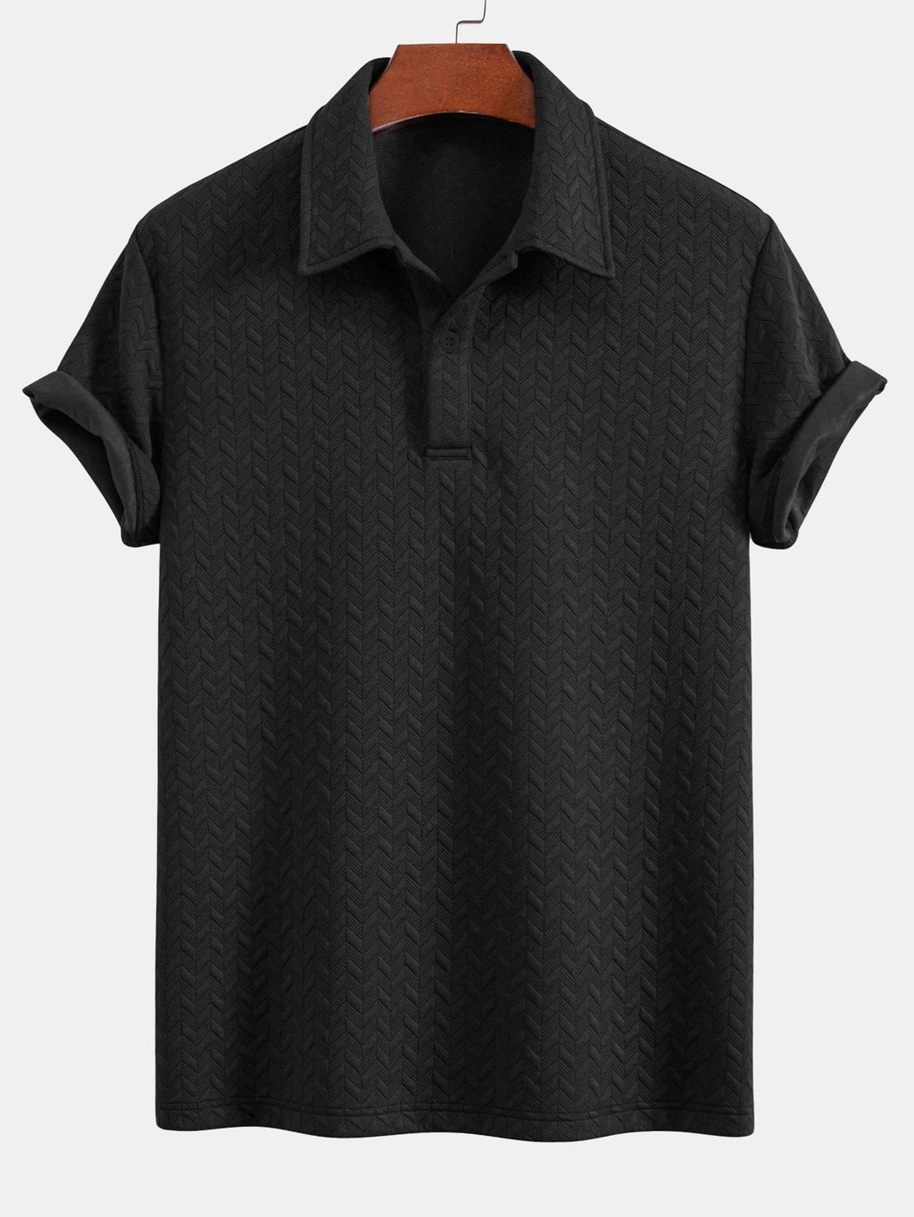 Polo de jacquard geométrico negro con cuello y tapeta de botones.