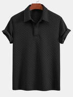 Polo de jacquard geométrico negro con cuello y tapeta de botones.