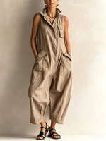 Mono fluido Michela beige sin mangas con solapa, cierre frontal y bolsillos laterales