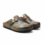 Zapatos de madera patchwork caqui y verde, con dos correas y hebilla metálica