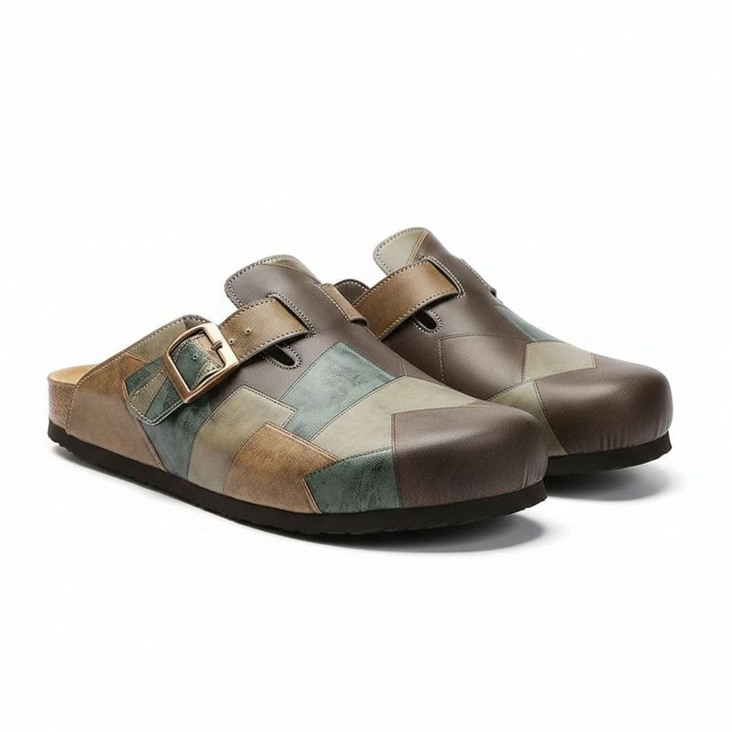 Zapatos de madera patchwork caqui y verde, con dos correas y hebilla metálica