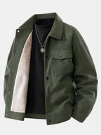Chaqueta de pana verde oscura con forro teddy beige visible y cierre frontal con botones.