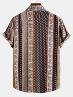 Camisa estampada por detrás, con rayas verticales multicolor y cuello visible.