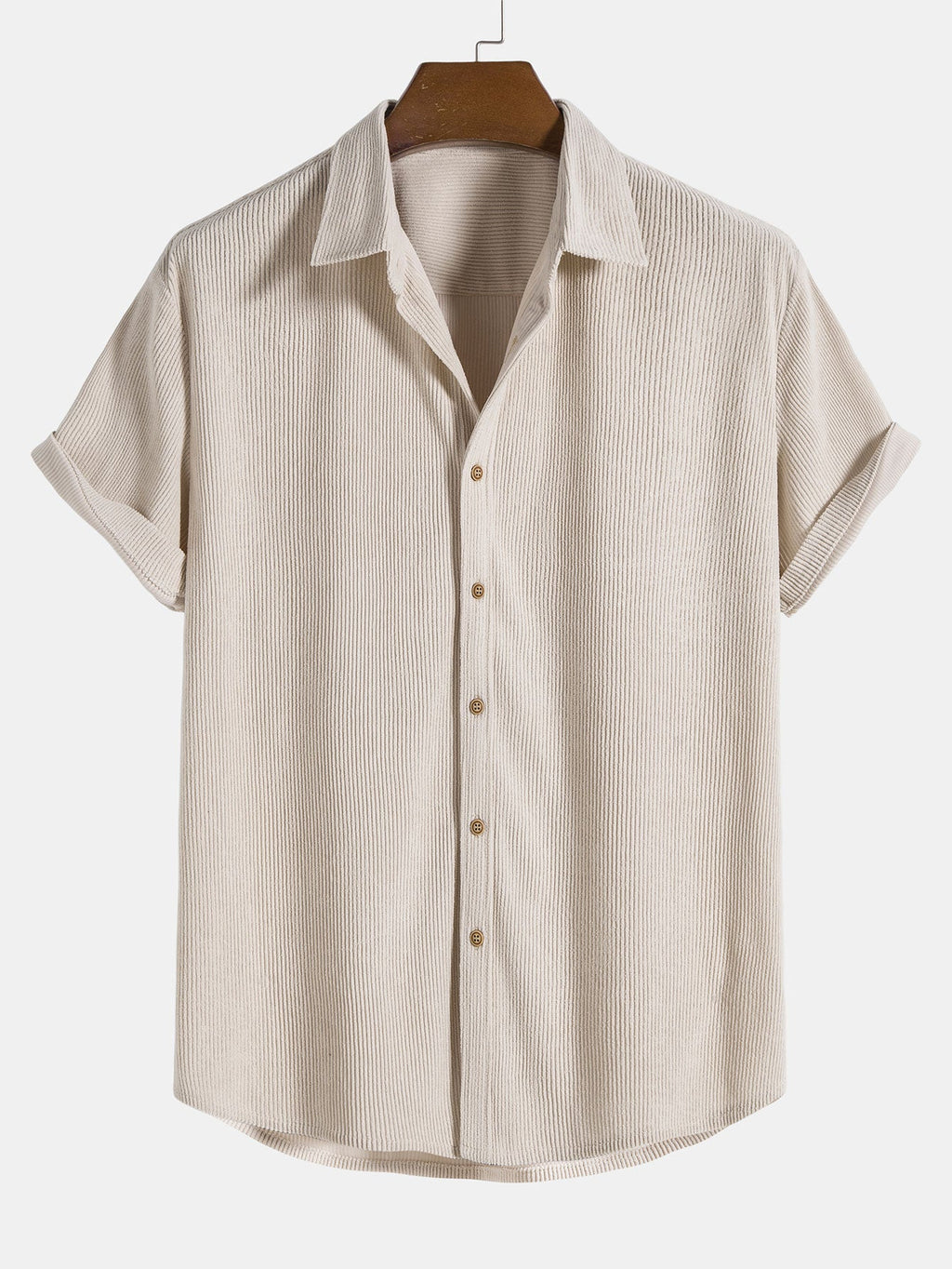 Camisa de manga corta color beige, con botones y cuello con solapa