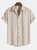 Camisa de manga corta color beige, con botones y cuello con solapa