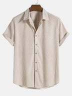 Camisa de manga corta color beige, con botones y cuello con solapa