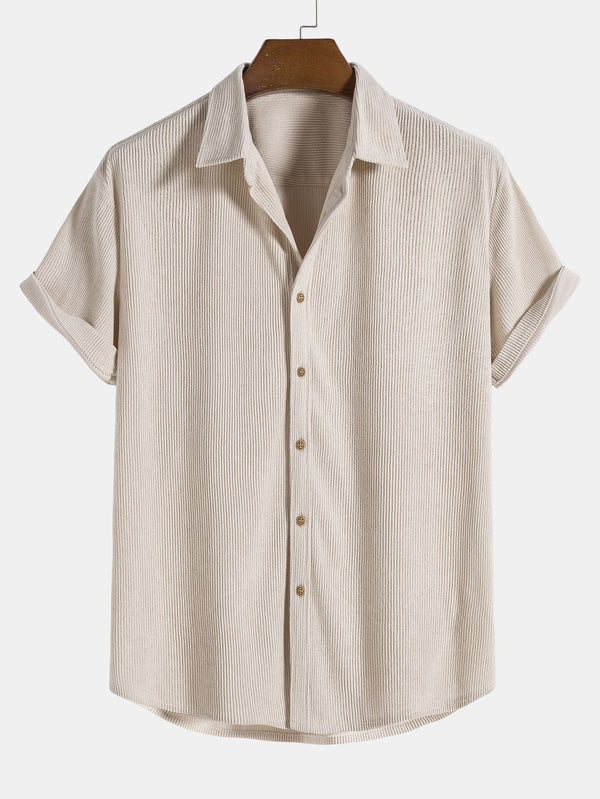 Camisa de manga corta color beige, con botones y cuello con solapa