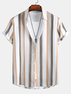 Camisa abotonada a rayas verticales beige, blancas y negras, con cuello y botones