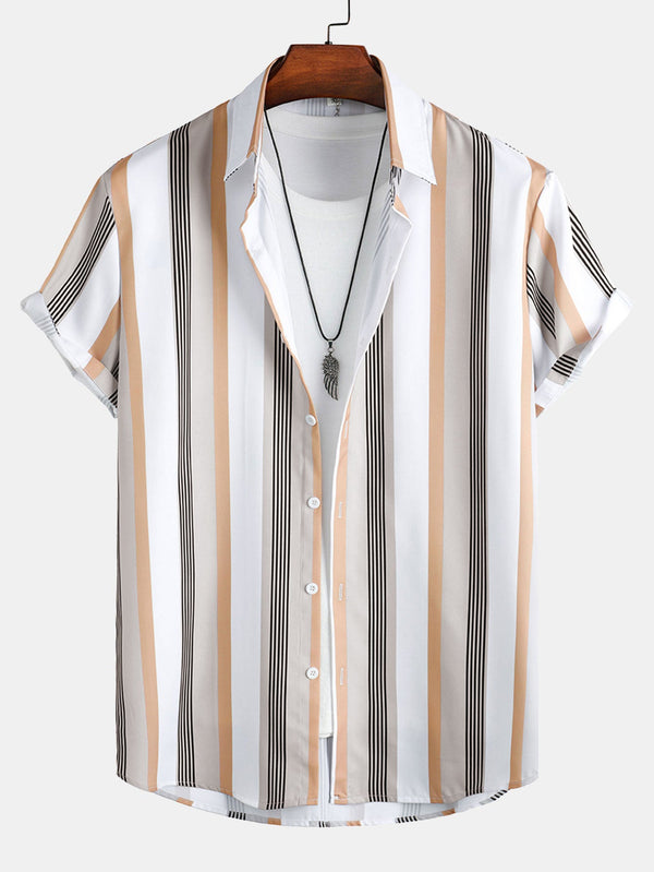 Camisa abotonada a rayas verticales beige, blancas y negras, con cuello y botones