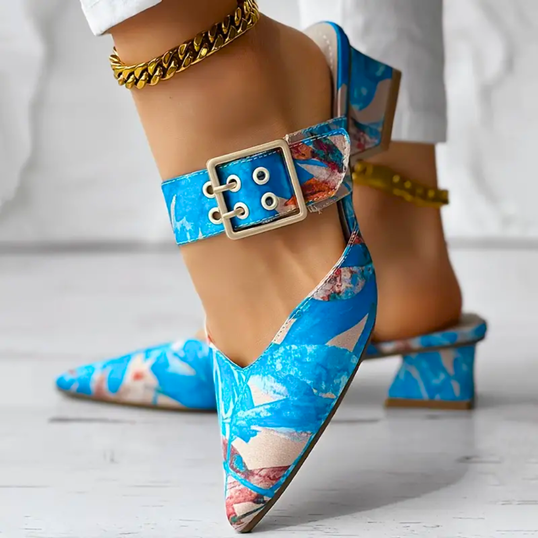 Tacones azules con puntera puntiaguda, tira con hebilla metálica y tacón cuadrado