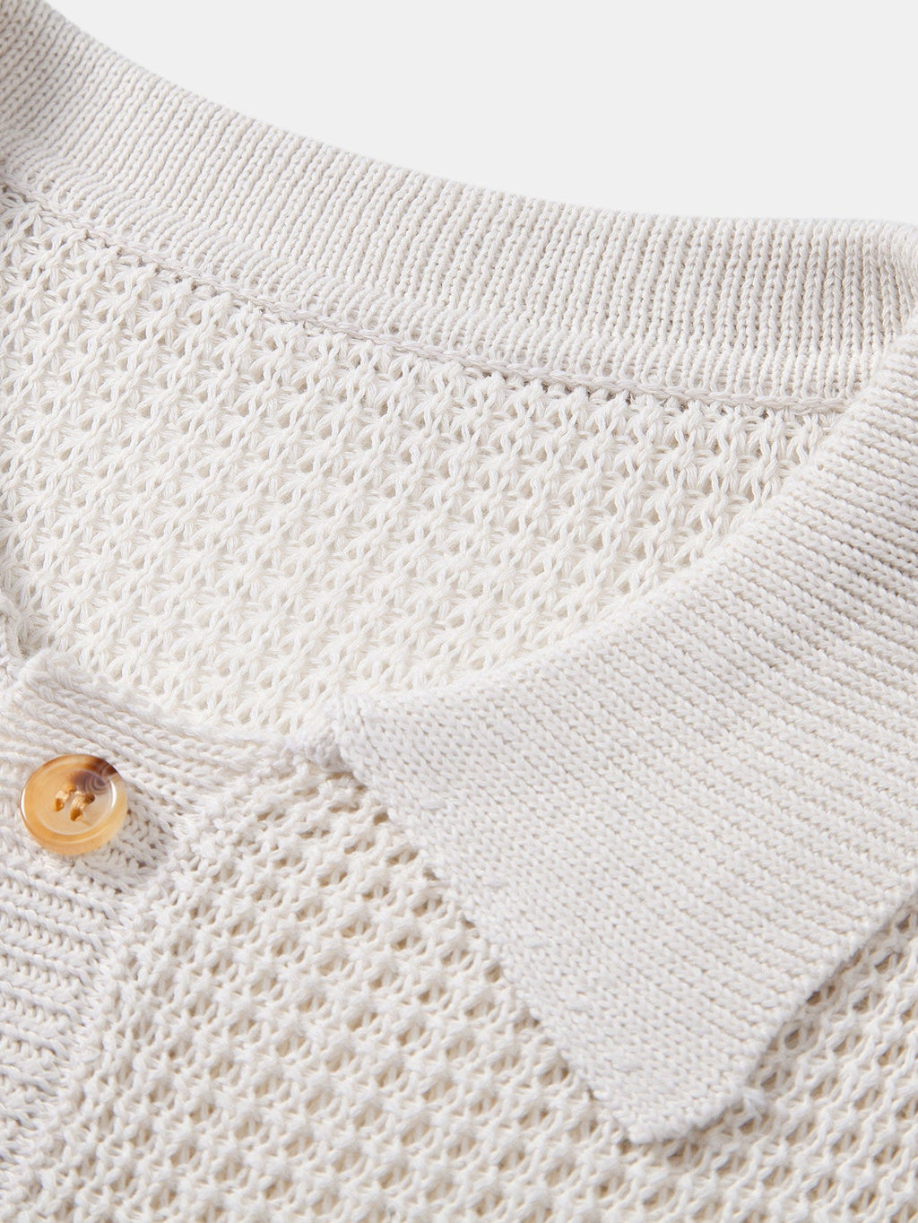 Polo sin mangas crema: cuello camisero y botones de tono dorado