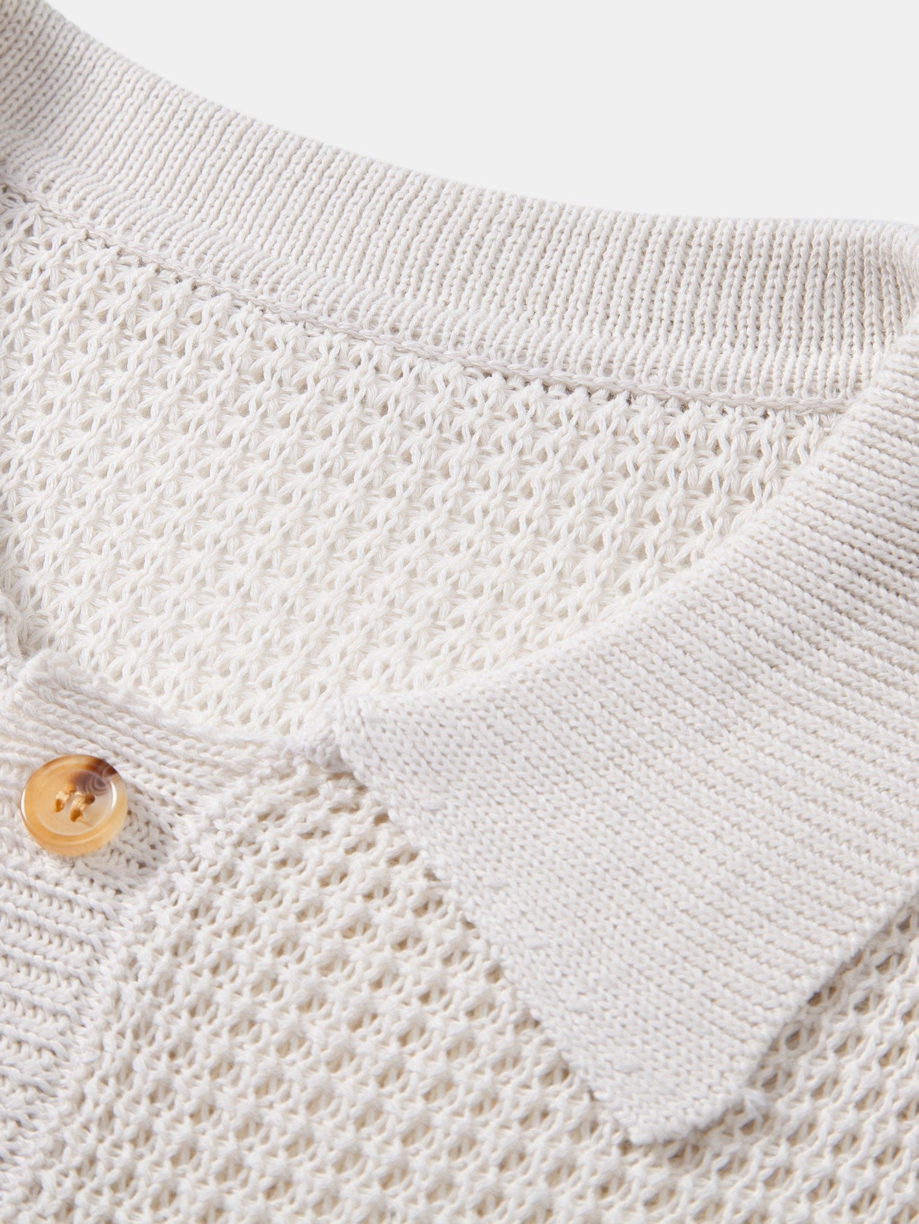 Polo sin mangas crema: cuello camisero y botones de tono dorado