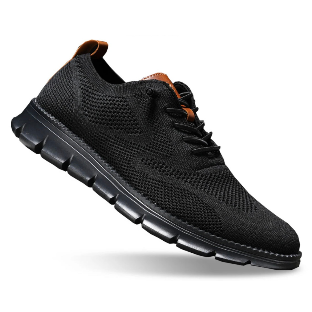 Zapatilla deportiva negra tejida con cordones, suela negra y detalle marrón