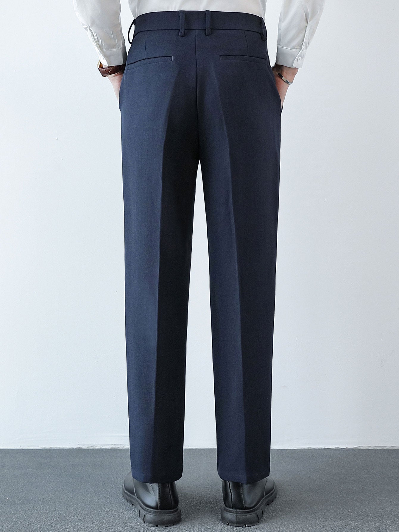 Pantalón regular esencial azul marino, pierna recta y pinzas frontales
