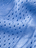 Camisa de punto calado azul cielo, detalle de textura y ojales