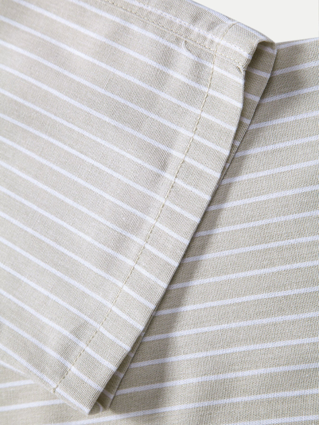 Tela de pantalón de lino a rayas beige, vista de la costura lateral