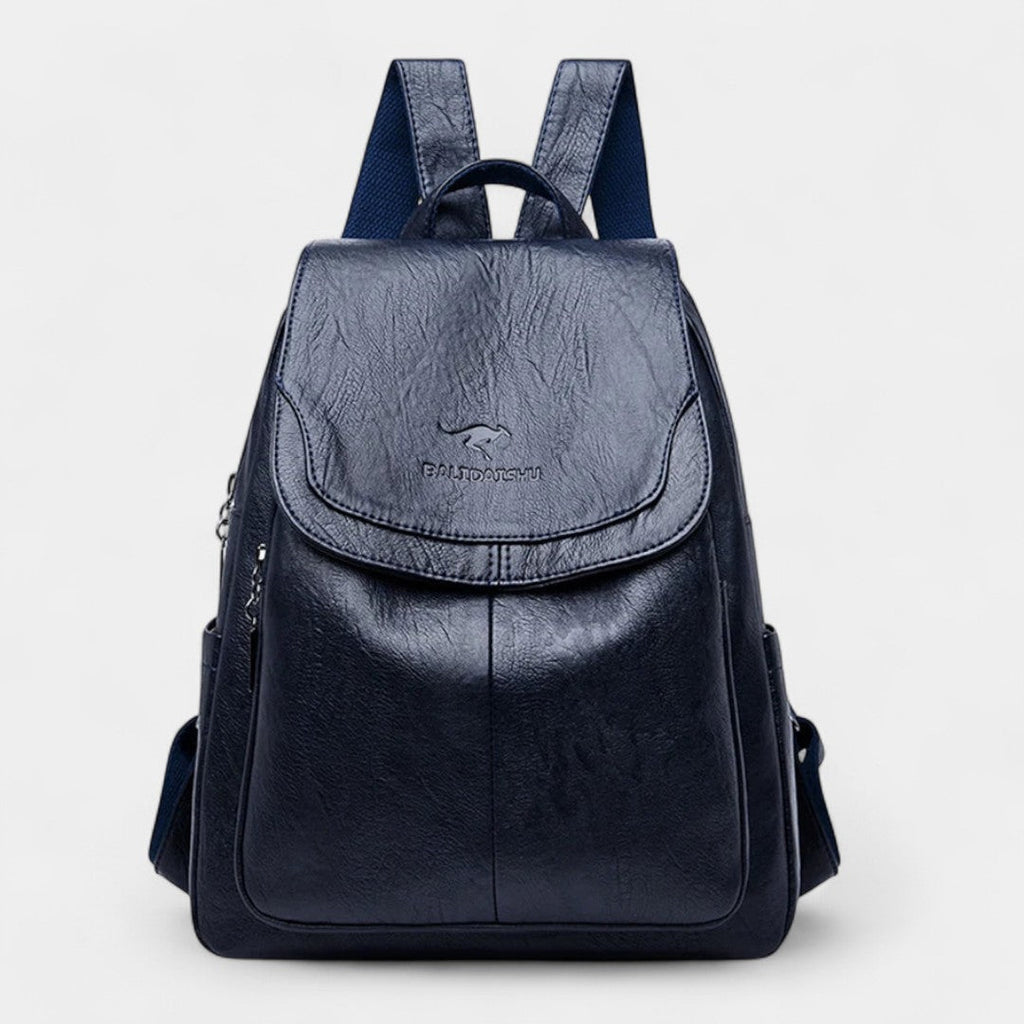 Mochila azul oscura con solapa frontal y tirantes acolchados, bolsillo lateral con cremallera