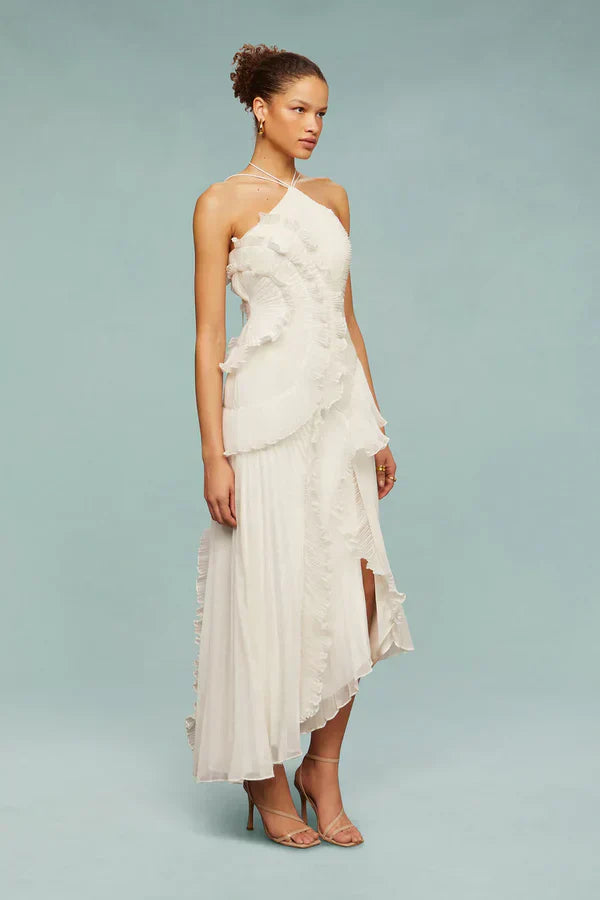 Vestido midi blanco con top con apliques y volantes, falda asimétrica y tirantes finos.