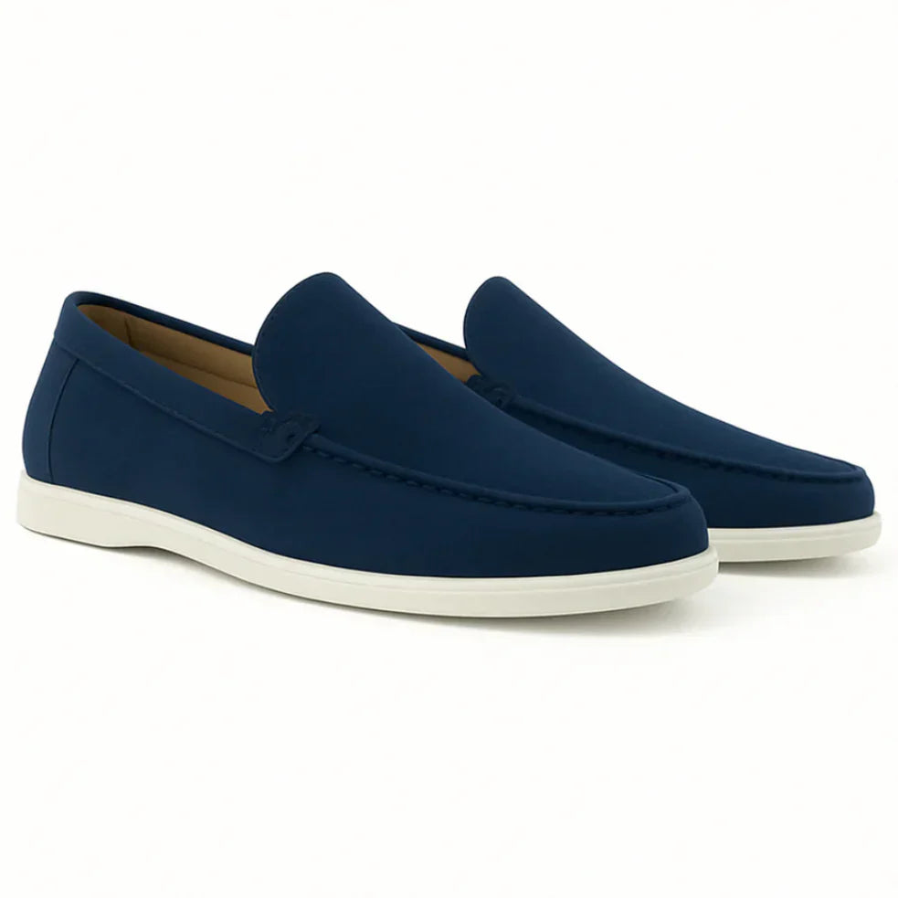 Mocasines de gamuza azul marino con detalle de cordón y suela blanca