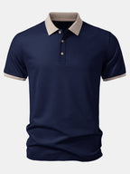 Camiseta polo azul marino con cuello beige y tapeta con botones
