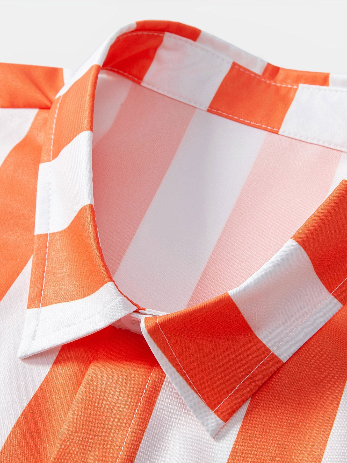 Camisa de rayas naranjas y blancas: cuello y borde de apertura