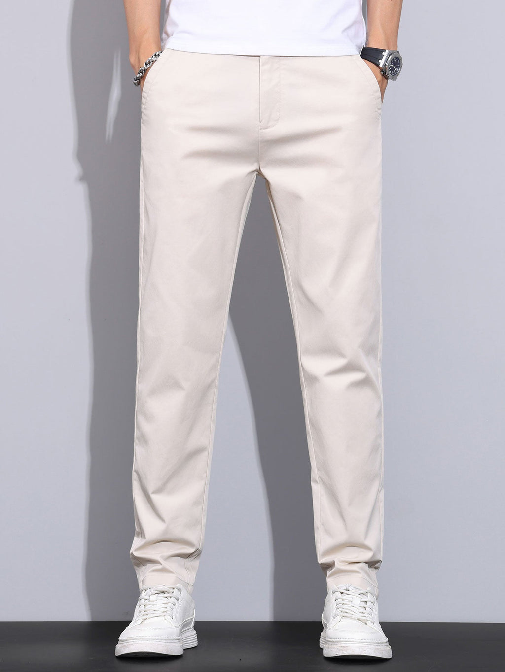 Pantalón recto beige con tiro medio, costuras visibles y bolsillos traseros