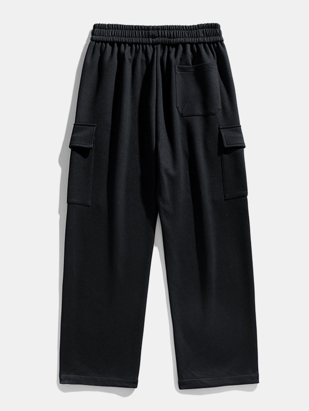 Pantalón cargo negro con bolsillos cargo en los laterales y cintura elástica