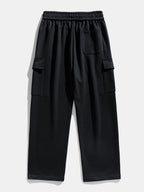 Pantalón cargo negro con bolsillos cargo en los laterales y cintura elástica