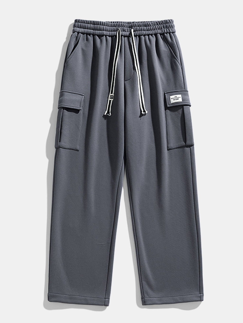 Pantalón cargo gris con cintura elástica, cordón y bolsillos laterales