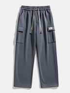 Pantalón cargo gris con cintura elástica, cordón y bolsillos laterales