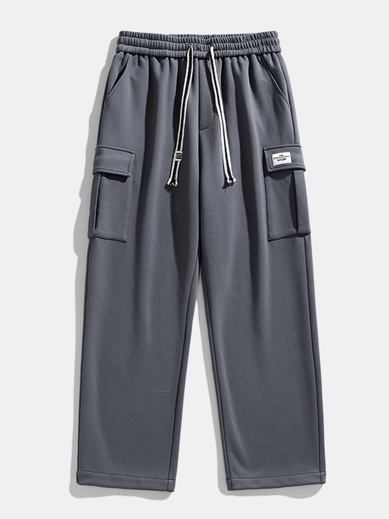 Pantalón cargo gris con cintura elástica, cordón y bolsillos laterales
