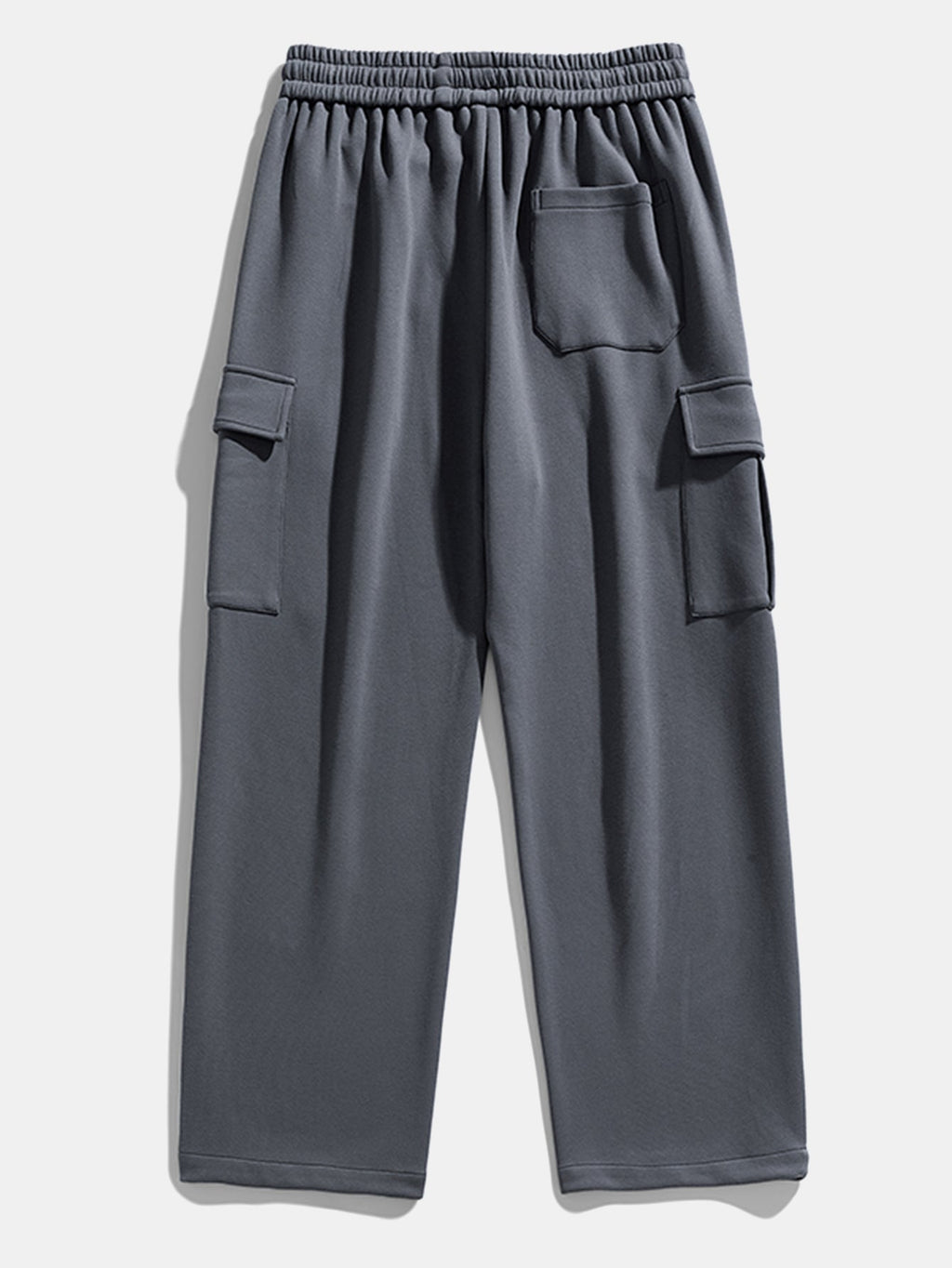 Pantalón cargo gris con bolsillos tipo cargo y cintura elástica con cordón