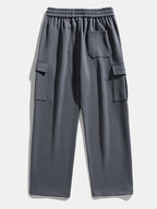 Pantalón cargo gris con bolsillos tipo cargo y cintura elástica con cordón