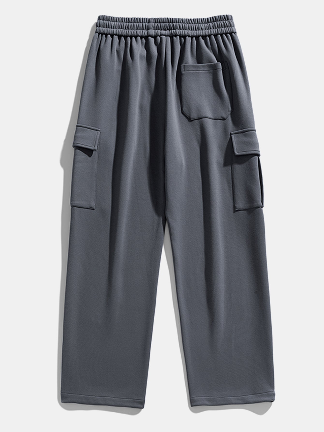 Pantalón cargo gris con bolsillos tipo cargo y cintura elástica con cordón