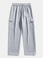 Pantalón cargo gris con cintura elástica y bolsillos laterales con solapa