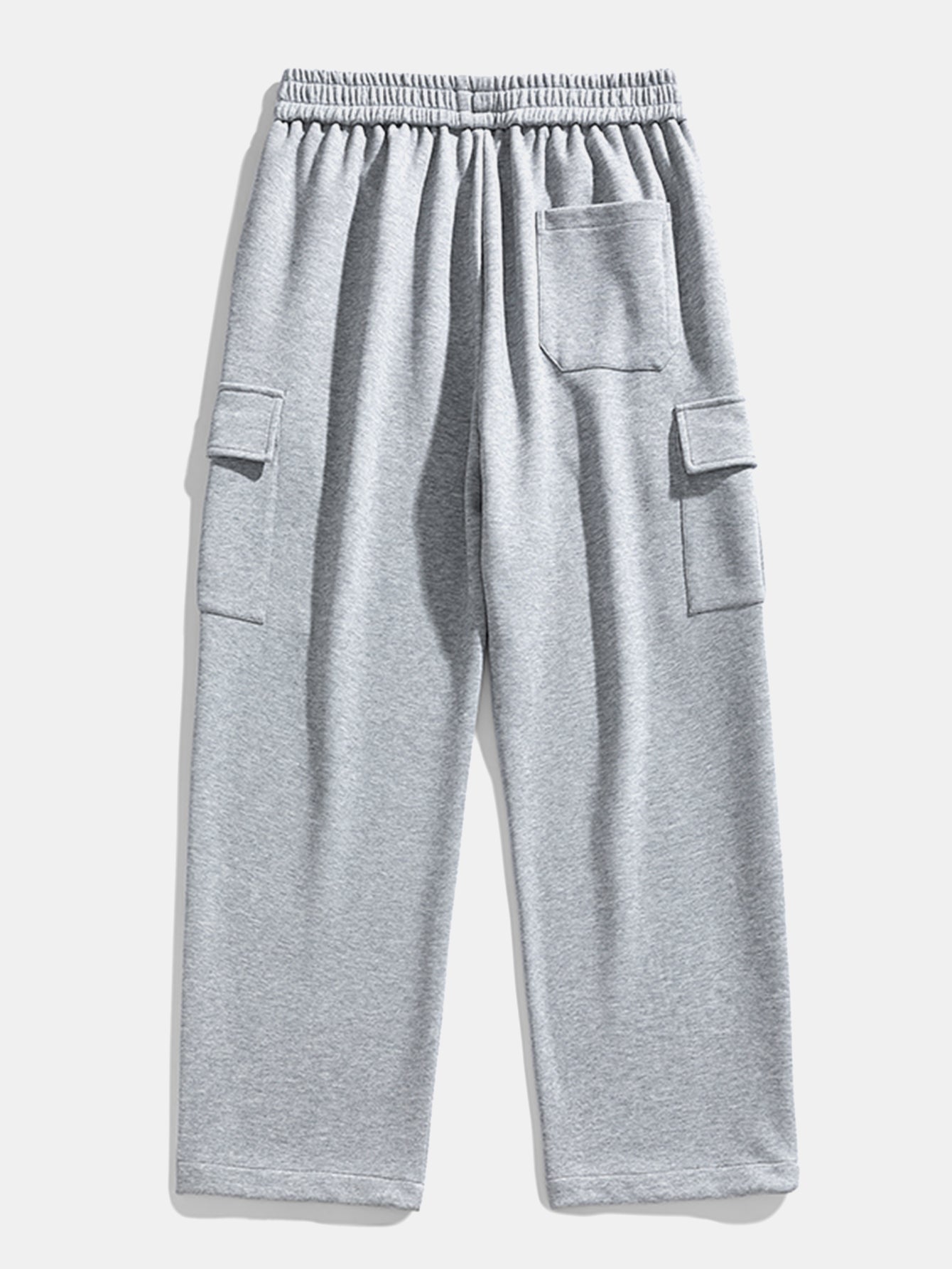 Pantalón cargo gris con cintura elástica y bolsillos laterales con solapa
