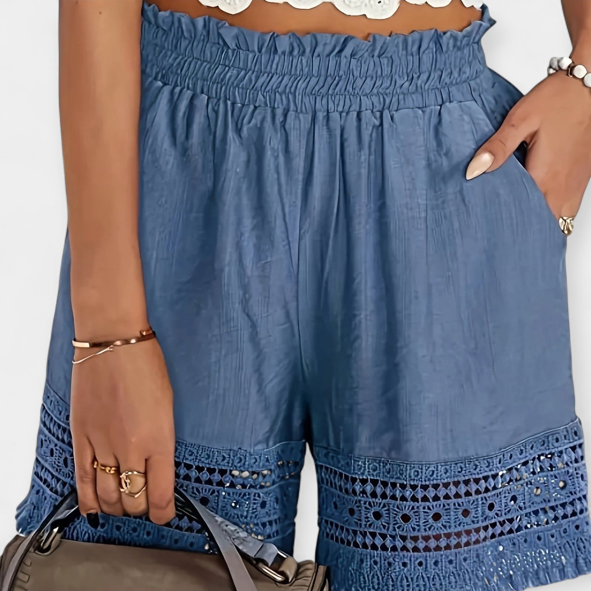 Shorts azules con cintura elástica y bordado calado tipo encaje en el bajo