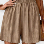 Shorts beige con cintura elástica alta y pliegues verticales