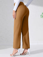 Pantalón de talle alto camel con bolsillos y costuras frontales, caída recta y bota ancha
