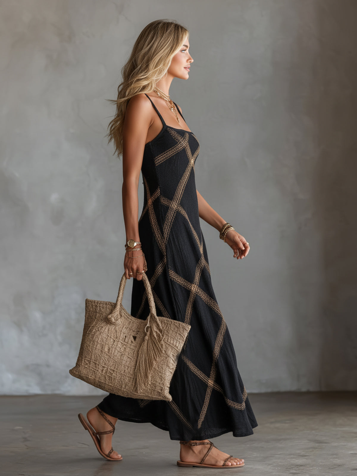 Vestido negro largo con tirantes finos y patrón geométrico en rombos dorados, perfil