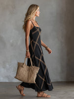 Vestido negro largo con tirantes finos y patrón geométrico en rombos dorados, perfil