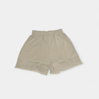 Shorts beige con cintura elástica y bordado calado en el bajo