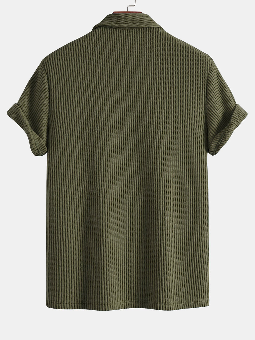 Polo verde oliva de espalda con cuello camisero y manga corta
