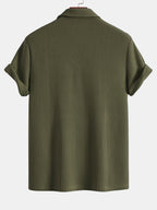 Polo verde oliva de espalda con cuello camisero y manga corta