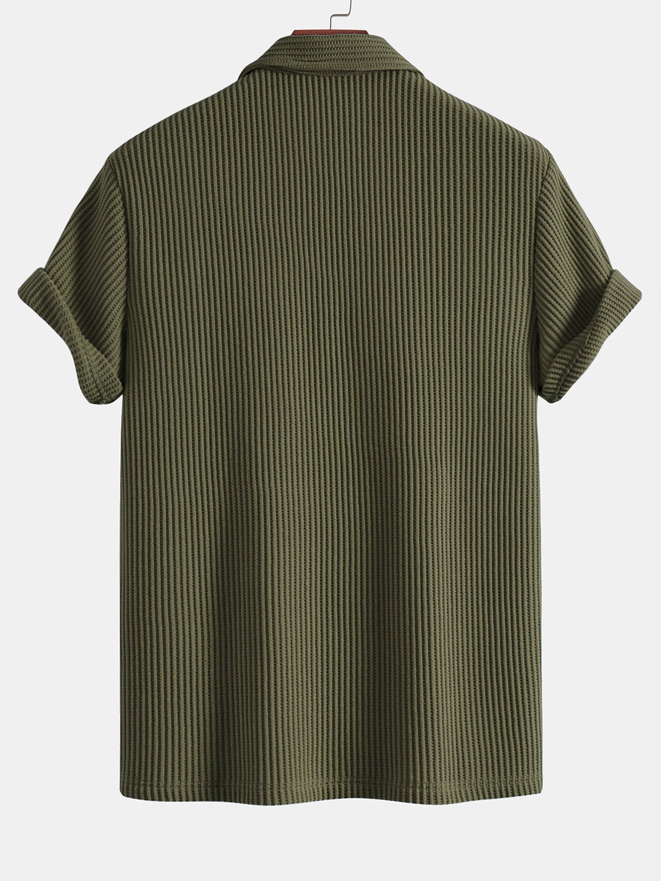 Polo verde oliva de espalda con cuello camisero y manga corta